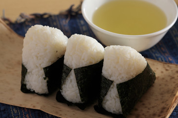 おにぎりとお茶
