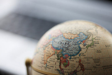 地球儀とパソコン