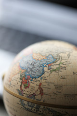 地球儀とパソコン