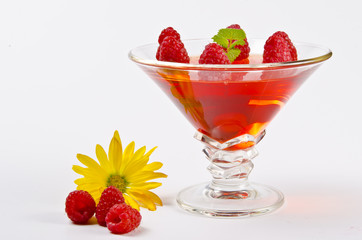 Fruchtgelee in den Glasschüsseln mit frischen Himbeeren