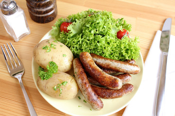 Nürnberger Rostbratwürste mit Kartoffeln