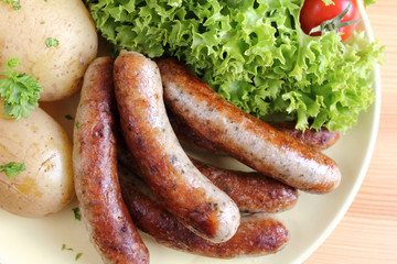 Nürnberger Rostbratwürstchen mit Kartoffeln und Salat