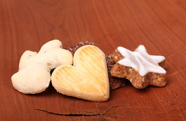 Weihnachtsplätzchen isoliert vor Holzhintergrund