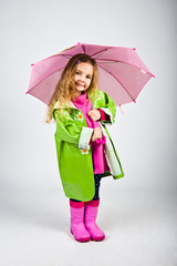 Kind mit dem Regenschirm
