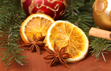 getrocknete Orangenscheiben und Sternanis