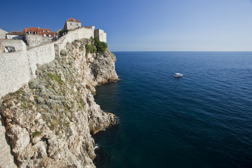 Fototapeta na wymiar Dubrovnick stare mury na morzu, Chorwacja