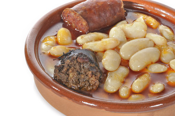 Detalle d cazuela de fabada asturiana.