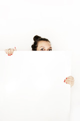 frau hinter weisser wand versteckt