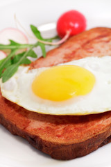 Bayerischer Leberkäs mit Spiegelei