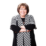 grinsende Seniorin mit verschränkten Armen