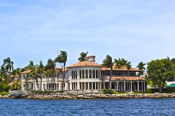 Fototapeta na wymiar widok na piękne domy z kanału w Fort Lauderdale