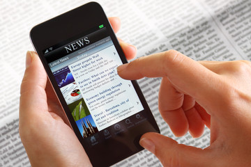 Businessfrau mit Smartphone News