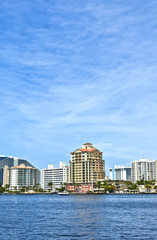 Obraz premium skyline of Fort Lauderdale seen from the canal