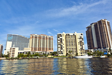 Fototapeta premium skyline of Fort Lauderdale seen from the canal