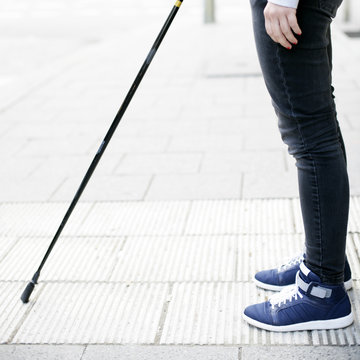 M&auml;dchen mit Blindenstock