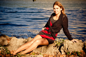 Fototapeta na wymiar jolie femme près d'un fleuve - couleur automne