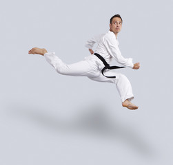 Taekwondo, jumpkick, vor grau
