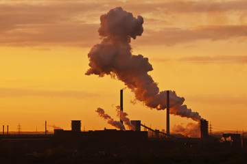 Abendhimmel über Industrielandschaft