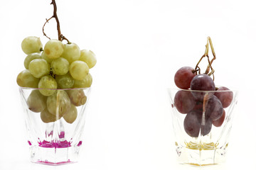 uva bianca e rossa in bicchiere