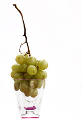 bicchiere con uva bianca