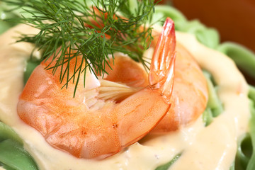 Green tagliatelle with cream sauce and shrimp