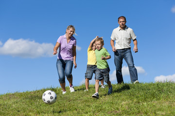 Familie spielt Fußball