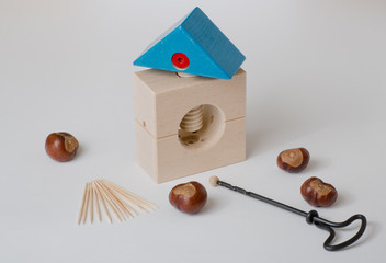 Kastanien mit Bastelutensilien