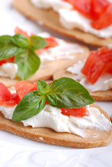 crostini con formaggio e pomodoro - tre