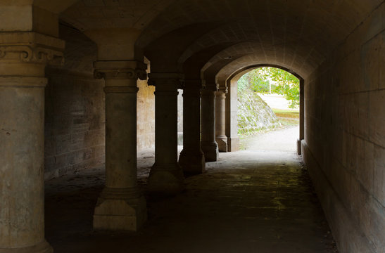 Säulen in einem Tunnel / Gewölbe