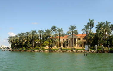 Luxury waterfront home - 36083212