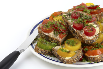 Teller mit Tomatenbroten / Plate with tomato bread
