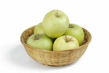 Manzana golden en cesto de mimbre