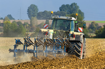 Traktor mit Pflug auf einem Feld