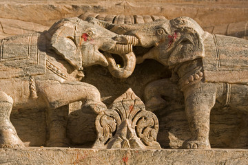 Fototapeta na wymiar dwa słonie na ścianie świątyni hinduistycznej
