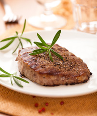 Grilled beefsteak with rosemary and peppercorns