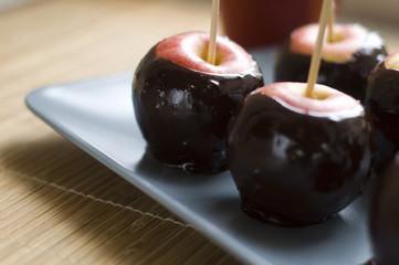 apples in chocolate