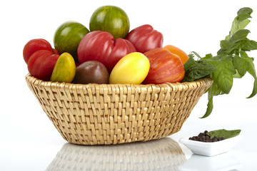 Viele Bio-Tomaten im Korb / Many organic tomatoes in the basket