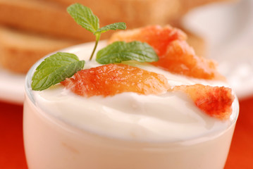 yogurt alla pesca con menta - cinque
