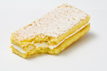 Lifted sponge cookie with skimming filling bite