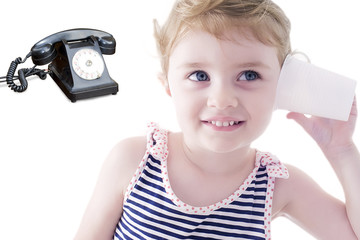 Bambina con telefono senza fili e telefono nero