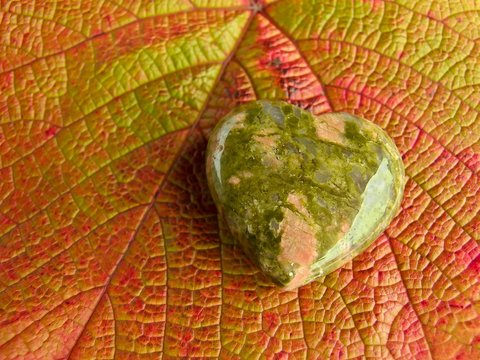 Unakit- Herz auf Herbstblatt