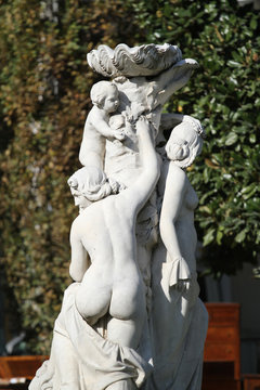 statua nei giardini pubblici
