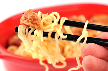 Nouilles chinoises et porc au caramel