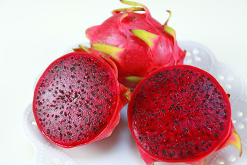 沖縄県産のドラゴンフルーツの輪切り