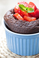 Schokodessert mit Erdbeeren