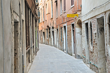Fototapeta na wymiar Old Street in Venice