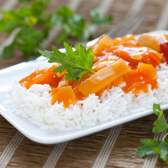 Reis mit Hähnchen süß sauer