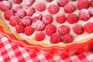 Une tarte aux framboises et nappe à carreaux
