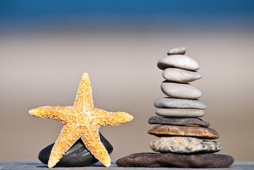 Steinstapel mit Seestern am Sandstrand