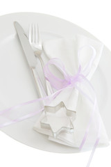 Weihnachtlich gedeckter Tisch in weiß, isoliert